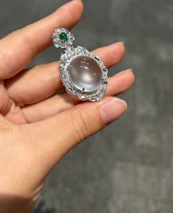 滿鑽鑲嵌與陽綠點綴